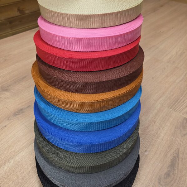 Bēšs Roza Sarkans Tumši brūna Gaiši brūna Gaiši zila Zila Haki Pelēka Melna