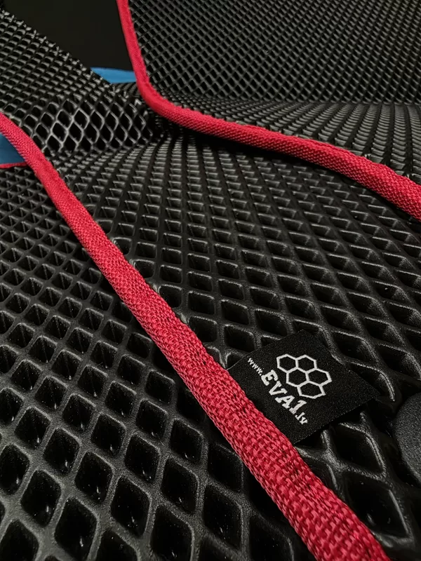 Melns paklājs ar sarkanu apmali